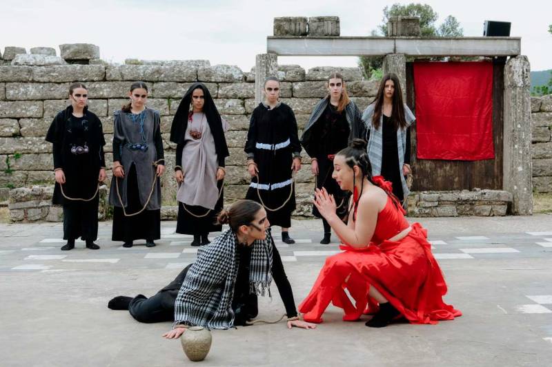 13ο Διεθνές Νεανικό Φεστιβάλ Αρχαίου Δράματος: «Τρωάδες» του Ευριπίδη από το 2ο Γυμνάσιο Καλυβίων