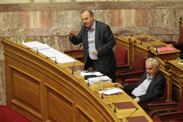 Στρατούλης: "Δεν μπορούμε να συμφωνήσουμε σε μέτρα που σκοτώνουν την οικονομία"