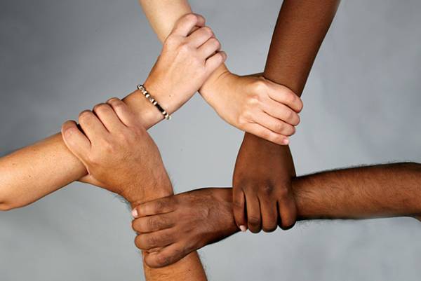 Κουκουλώνουμε το ρατσισμό μας