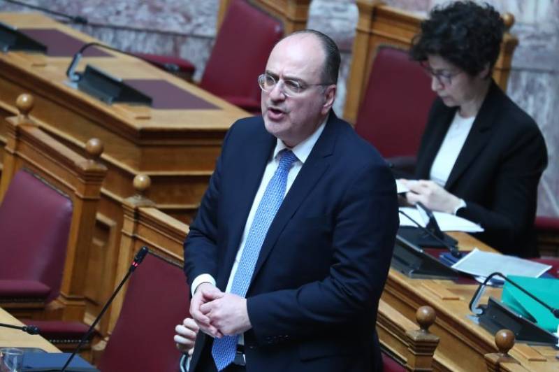 Νέο πεδίο πολιτικής αντιπαράθεσης: Στο επίκεντρο ο τίτλος σπουδών του Μακάριου Λαζαρίδη (βίντεο)