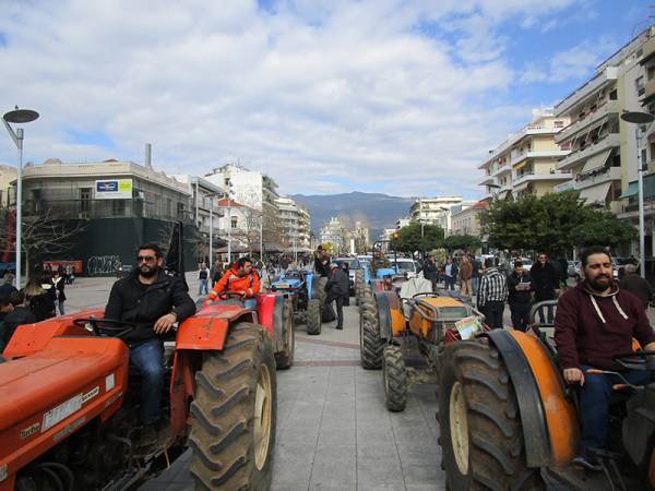 Διαμαρτυρία αγροτών στη Διεύθυνση Δασών Μεσσηνίας (βίντεο)