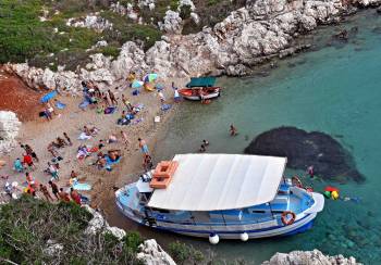 Δεν πέφτει καρφίτσα καθημερινά στην παραλία «Βουρλιά» στο νησί της Πρώτης (φωτογραφίες)