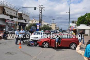 Μηχανάκι συγκρούστηκε με ΙΧ στην Αθηνών