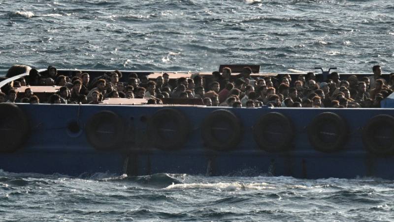 Μεταφορά 247 μεταναστών από τη Σούδα στο Λαύριο (βίντεο)