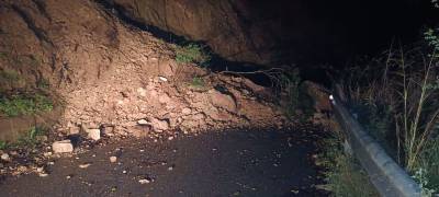 Πέτρες και χώματα έκλεισαν τον δρόμο προς τη Νέδα