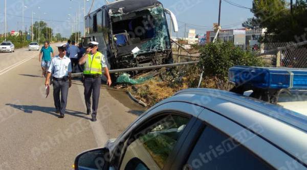 Σοβαρό τροχαίο στην ΕΟ Πατρών - Πύργου με λεωφορείο της γραμμής Τίρανα - Καλαμάτα (φωτογραφίες)
