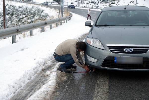 Χιονίζει στην Τρίπολη - Αλυσίδες σε ορεινή Κορινθία και Λακωνία