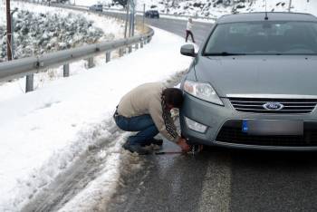 Χιονίζει στην Τρίπολη - Αλυσίδες σε ορεινή Κορινθία και Λακωνία