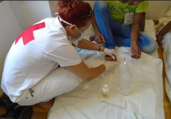 Κοντά στους μετανάστες στην Κορώνη ο Ερυθρός Σταυρός