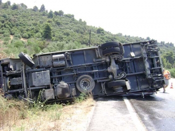 Φορτηγό ανετράπη στην ε.ο. Καλού Νερού - Πύργου