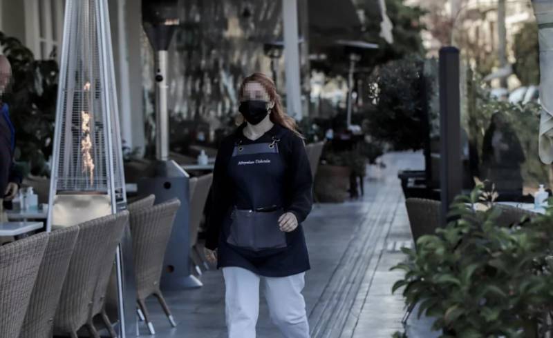 Παραμένουν τα μέτρα: Συνεχίζεται η απαγόρευση ορθίων στην εστίαση - Ποια αλλαγή αποφάσισαν οι ειδικοί