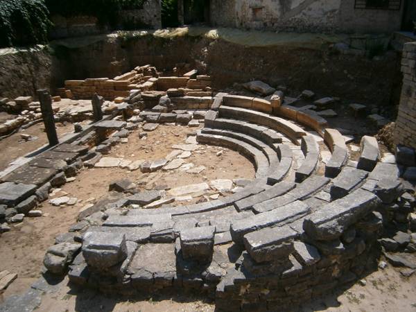 Ο Μανιάτης για τη διαχείριση των μνημείων