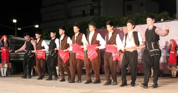 Εντυπωσίασαν τα χορευτικά του Μορφωτικού Κυπαρισσίας