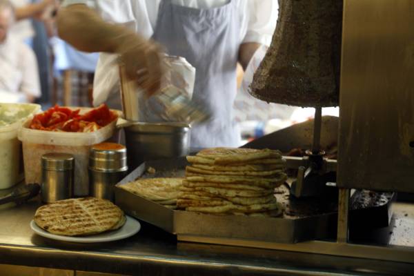 Ψητοπωλεία Καλαμάτας: Από 20 έως 30 λεπτά η αύξηση στην πίτα - Σταθερή η τιμή στο σουβλάκι