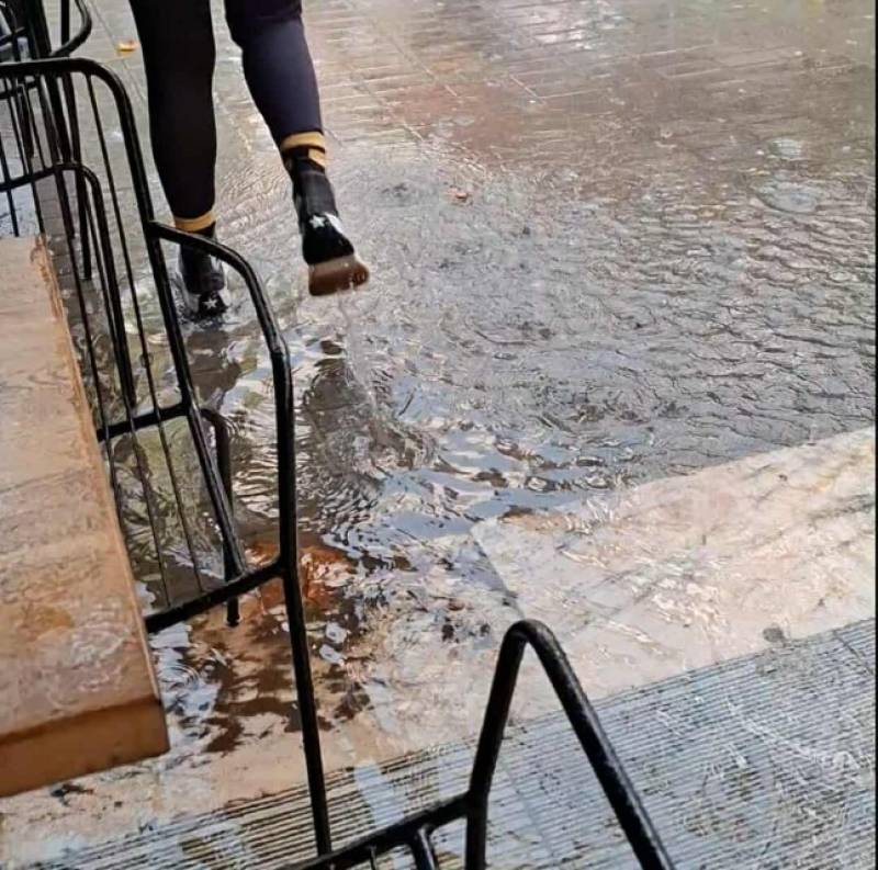 Διαμαρτυρίες επαγγελματιών για πλημμύρες και εγκατάλειψη της Ιατροπούλου: «Πεζόδρομος-λίμνη» στην καρδιά της Καλαμάτας