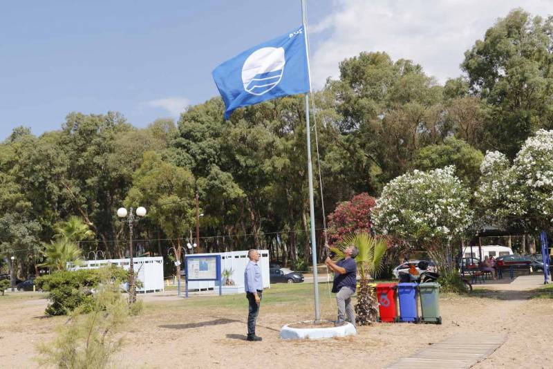 Σήκωσαν “Γαλάζια Σημαία” στην παραλία Μπούκας (βίντεο)