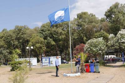 Σήκωσαν “Γαλάζια Σημαία” στην παραλία Μπούκας (βίντεο)