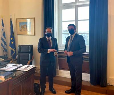 Τυποποιημένες ΠΟΠ Ελιές Καλαμάτας σε υπουργούς και βουλευτές με πρωτοβουλία Μαντά