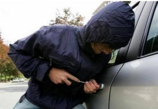 Διαρρήξεις αυτοκινήτων στο δάσος της Ελαίας