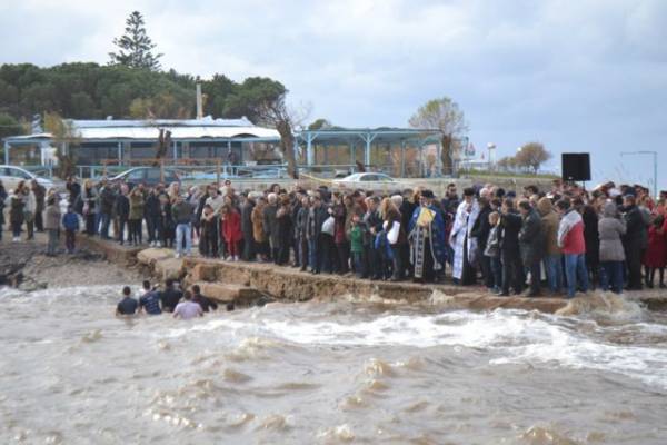 Εξι νεαροί βούτηξαν για τον Σταυρό στη φουρτουνιασμένη θάλασσα του Αγρίλη Φιλιατρών (φωτογραφίες)