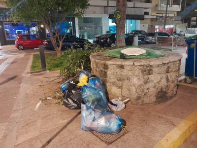 Απ’ εξω τα σκουπίδια σε άδειους κάδους