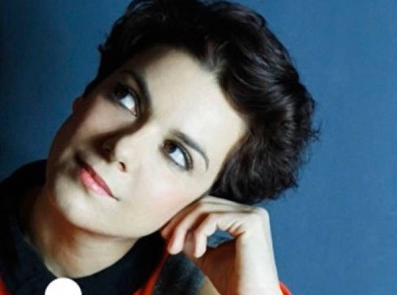 “Καλή χρονιά” από την Ανδριάνα Μπάμπαλη (Βίντεο)