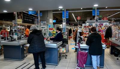 Ακρίβεια: Οι Έλληνες περιορίζουν τις αγορές σε ένδυση-υπόδηση και σούπερ μάρκετ