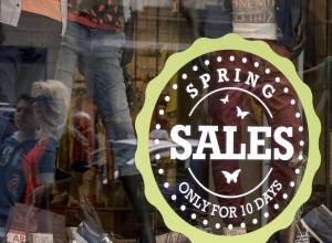 Ξεκινούν οι εκπτώσεις, κλειστά τα καταστήματα την Κυριακή, λέει ο Εμπορικός Σύλλογος Καλαμάτας