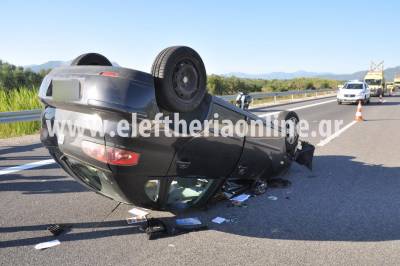 Ανατροπή αυτοκινήτου στον αυτοκινητόδρομο έξω από την Καλαμάτα (φωτογραφίες)