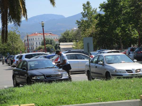 Αφαιρούν πινακίδες για στάθμευση σε θέσεις ΑμεΑ