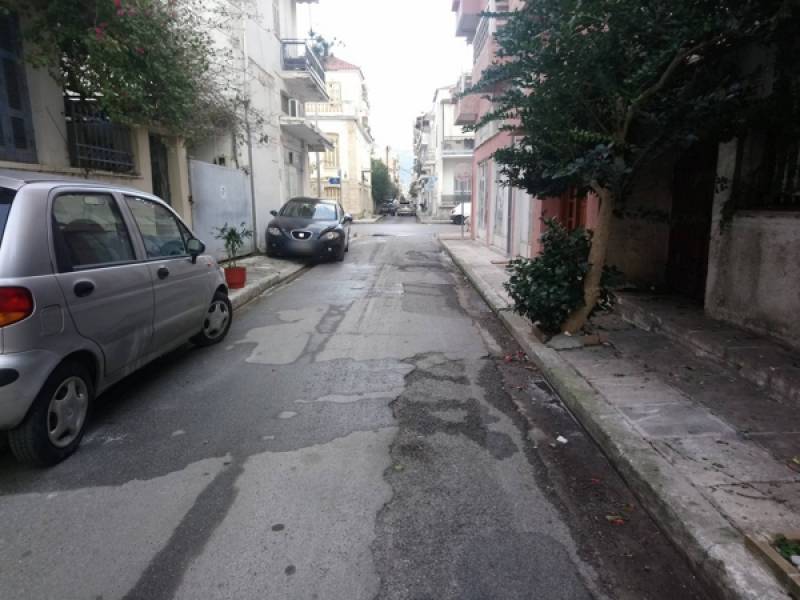 Απροσπέλαστη για πεζούς η οδός Ασίνης