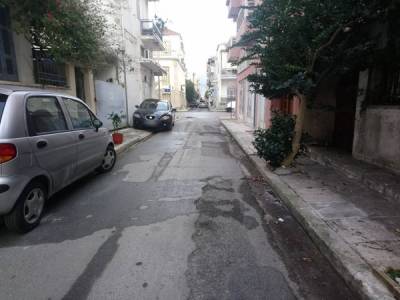 Απροσπέλαστη για πεζούς η οδός Ασίνης
