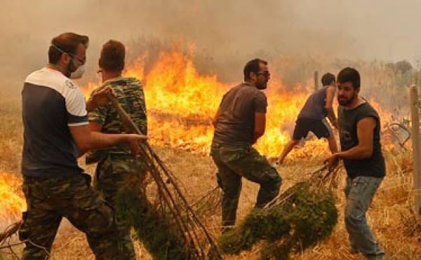 Σε τρία μέτωπα η φωτιά στη Νεάπολη (φωτογραφίες)