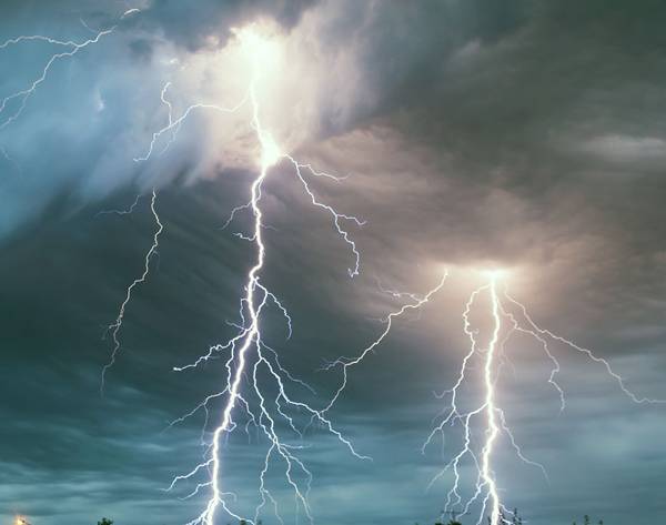 Φωτιά σε στάβλο από κεραυνό στο Στάσιμο Μεσσηνίας