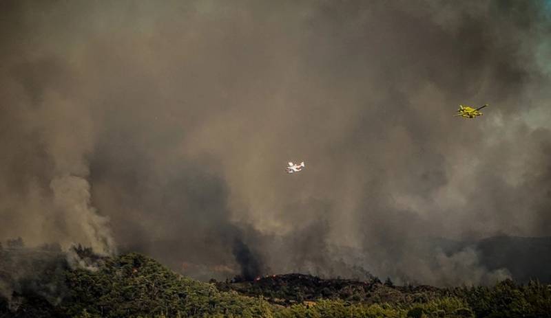 Φωτιά στη Ρόδο: «Μάχη» με τις φλόγες συνεχίζουν να δίνουν οι πυροσβέστες (Βίντεο)