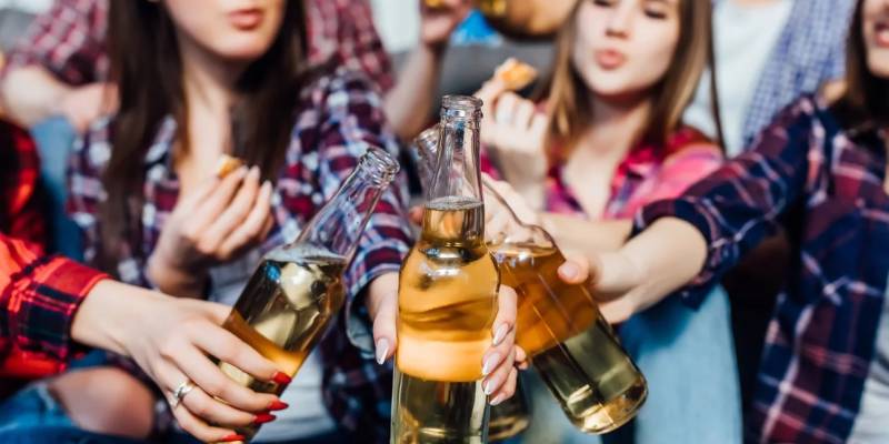 Μπουρνάζι: Συνελήφθη υπεύθυνος κλαμπ που σέρβιρε ποτά σε ανήλικους