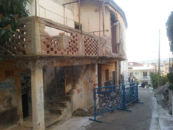 Κυπαρισσία: Ετοιμόρροπο κτήριο κοντά στο 2ο Δημοτικό