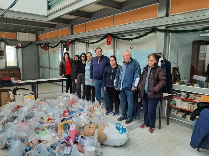 Δημοτικό Παντοπωλείο Καλαμάτας: Δώρα και παιχνίδια σε παιδιά απόρων