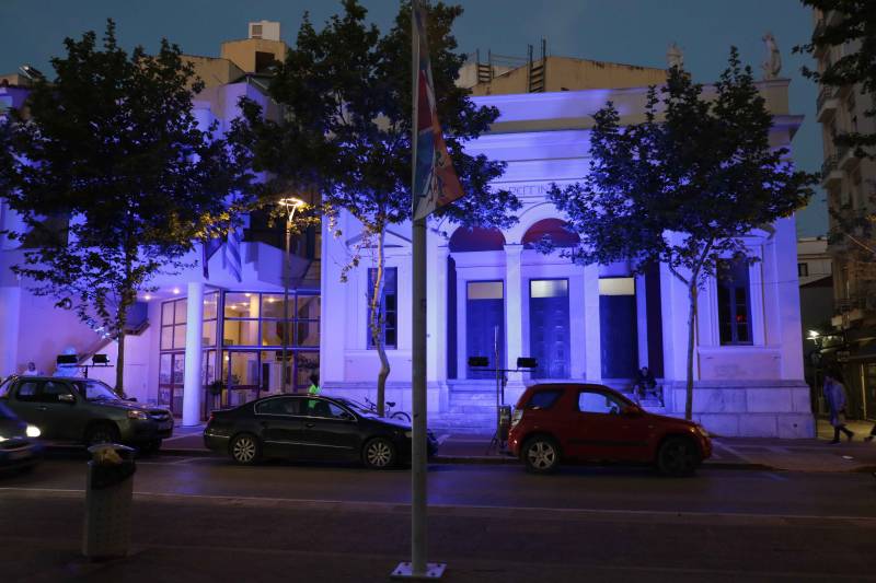 Στα μπλε του Make-A-Wish φωταγωγήθηκε το Πνευματικό Κέντρο Καλαμάτας