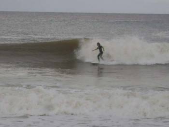 Σερφ στα μανιασμένα κύματα του Αγρίλη