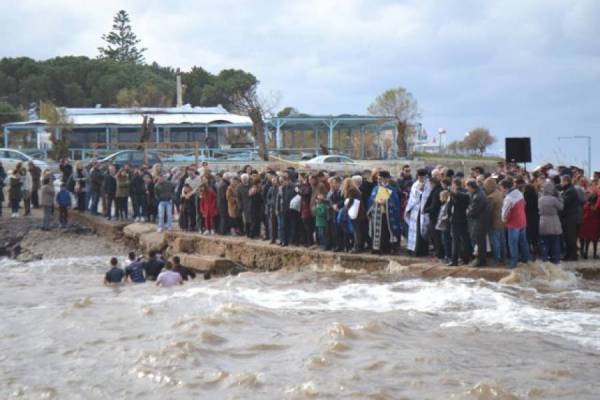 Φιλιατρά: Αντιδράσεις για την παύση κατάδυσης του Τιμίου Σταυρού