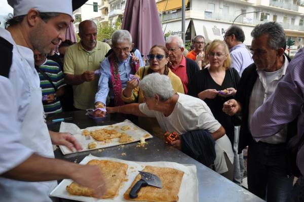 Η Θεσσαλονίκη κέρασε... μπουγάτσα στην Καλαμάτα (βίντεο και φωτογραφίες)