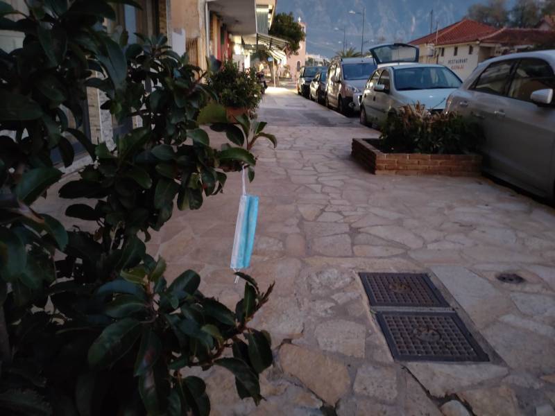 Μάσκα σαν… στολίδι