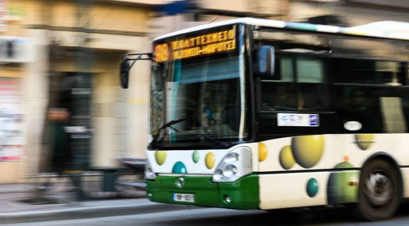 Νεαροί που επέβαιναν σε ηλεκτρικό πατίνι πέταξαν κροτίδα σε λεωφορείο – Συνελήφθη ένας 15χρονος (Βίντεο)