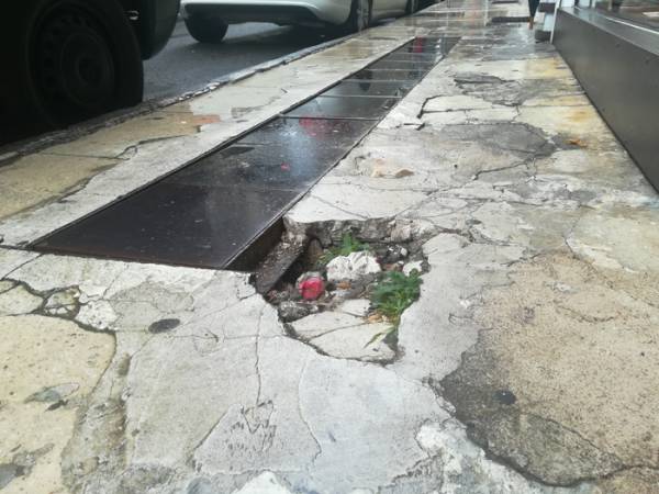 Επικίνδυνο πεζοδρόμιο