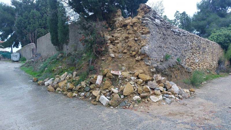 Διαμαρτυρίες για καμπαναριό και μάντρα νεκροταφείου στη Λογγά