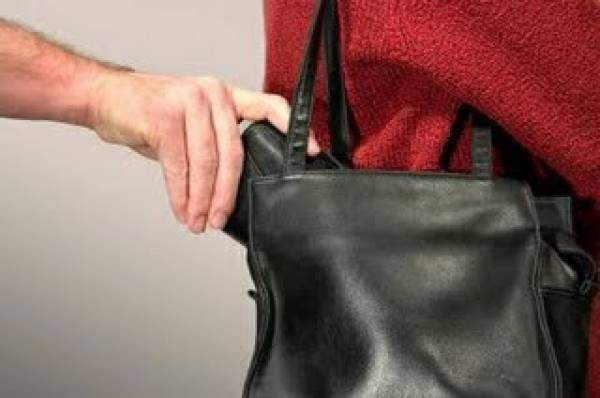 Πορτοφολάς έβαλε στο μάτι ηλικιωμένη στη Μερόπη