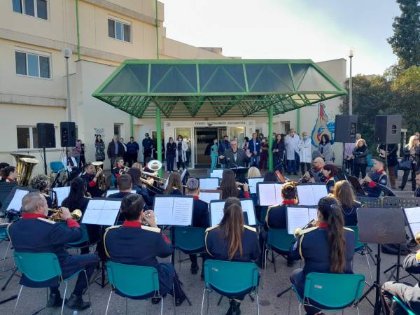 Μελωδίες αισιοδοξίας από τη Δημοτική Φιλαρμονική στο Νοσοκομείο Καλαμάτας (βίντεο)