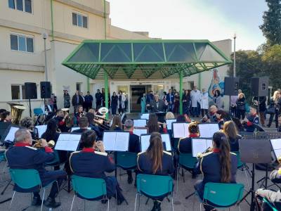 Μελωδίες αισιοδοξίας από τη Δημοτική Φιλαρμονική στο Νοσοκομείο Καλαμάτας (βίντεο)