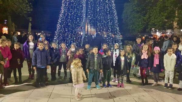 Φωταγώγηση δέντρων σε Πύλο και Χώρα